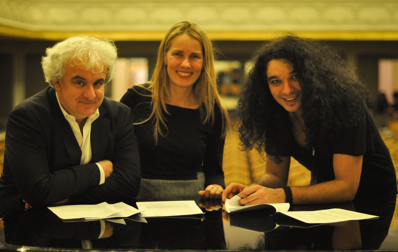 Verpflichteten einen jungen wilden für die DG (von links): Yann Ollivier (Universal Classics & Jazz France) und Ute Fesquet mit Nemanja Radulovic