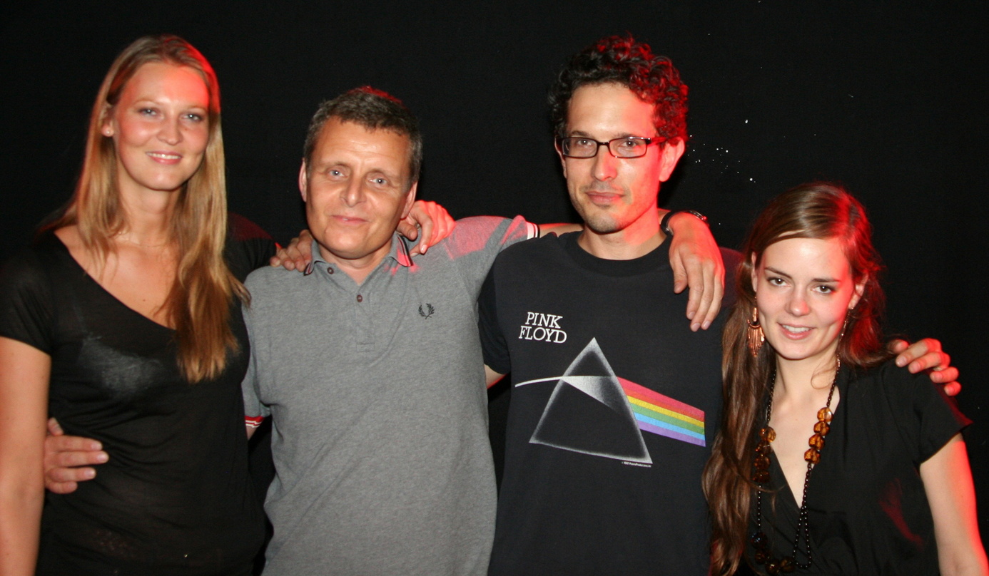 Nach dem Konzert in München (v.l.n.r): Melanie Fürste (Senior Manager Press Promotion Universal Domestic Pop), Yoav-Manager David Field, Yoav und Saskia Trautwein (Assistant Productmanagem...