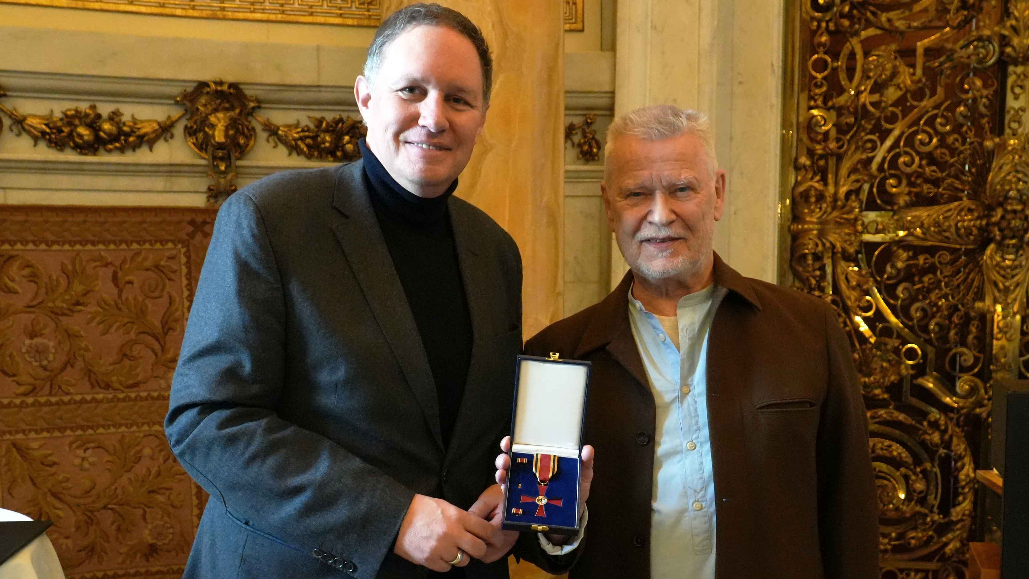 Bei der Verleihung im Hamburger Rathaus: Kultursenator Carsten Brosda (links) und Achim Reichel mit dem Bundesverdienstorden.