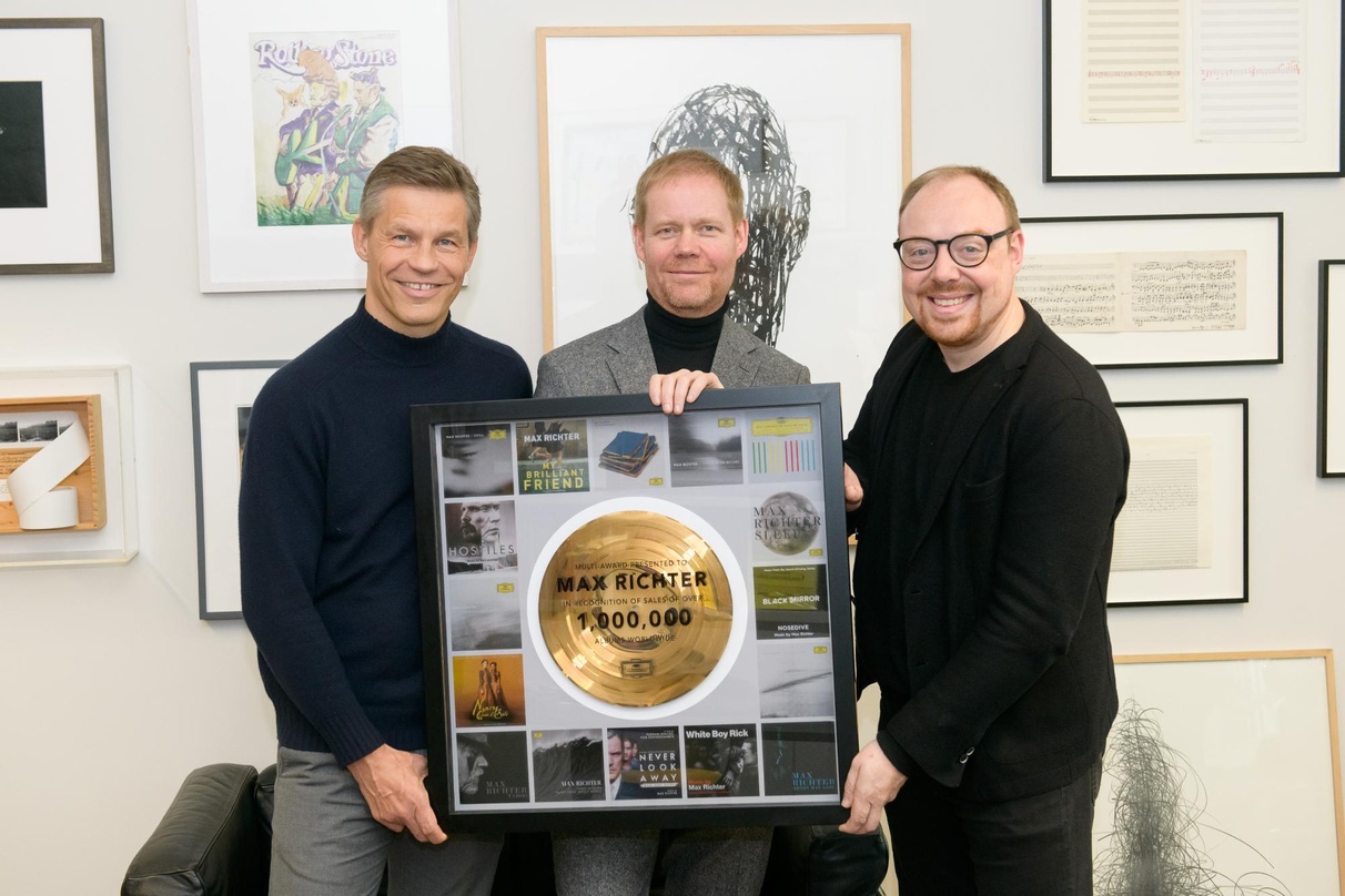 Bleiben weiterhin ein Team (von links): Frank Briegmann (CEO & President Universal Music Central Europe und Deutsche Grammophon), Max Richter und Clemens Trautmann (President Deutsche Gram...