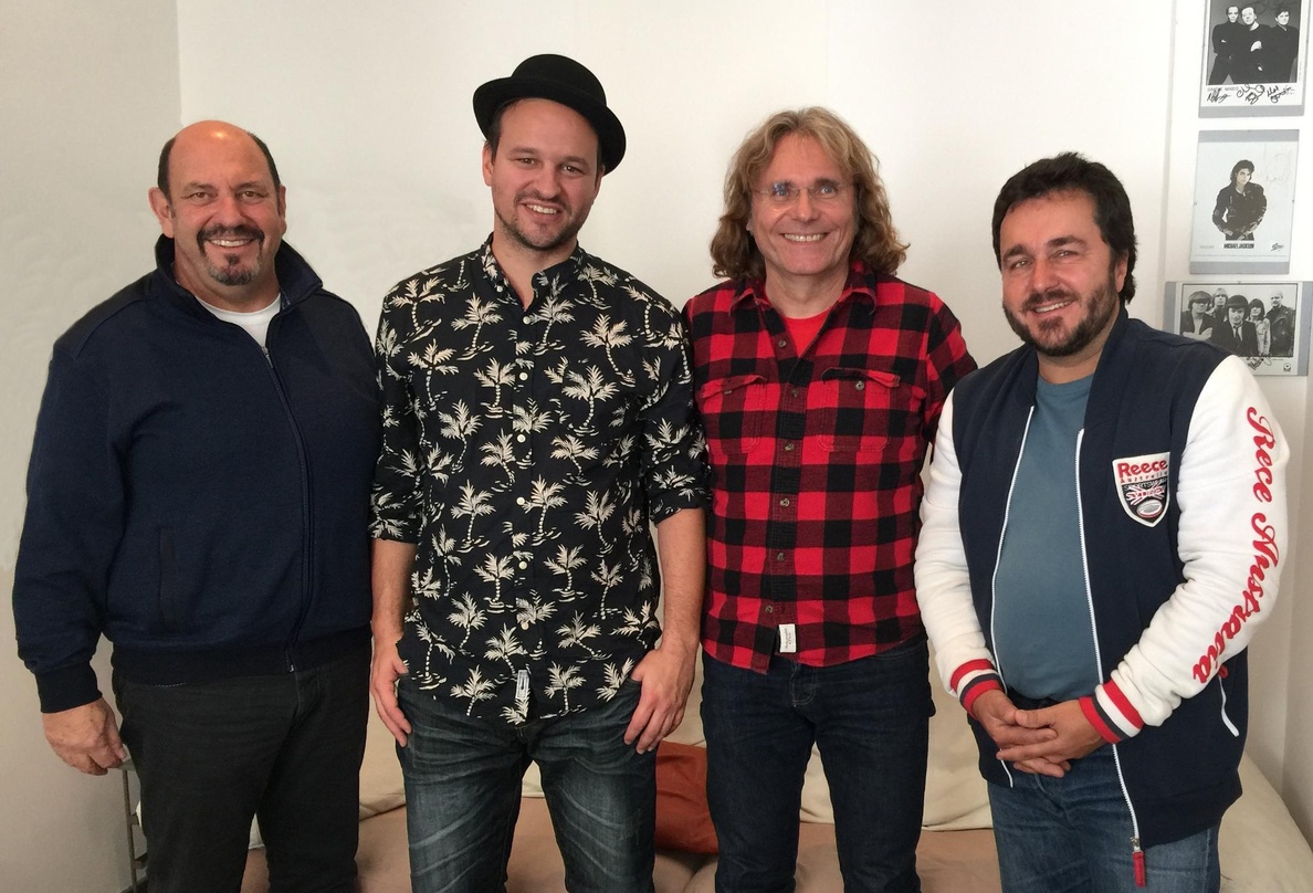 Sind nun Partner (von links): Pressepromoter Artur Silber (Silberpfeil), Philipp Höcketstaller (Hundling), Hans Köhl und Oliver Alexander (beide Donnerwetter Musik)