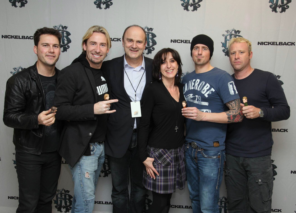 Präsentierten die Nickelback-PEZ-Spender (v.l.n.r.): Ryan Peake, Chad Kroeger (beide Nickelback), Mag. Walter Schönthaler (Vorstand PEZ), Gabriele Hofinger (Marketingleiterin PEZ), Daniel ...