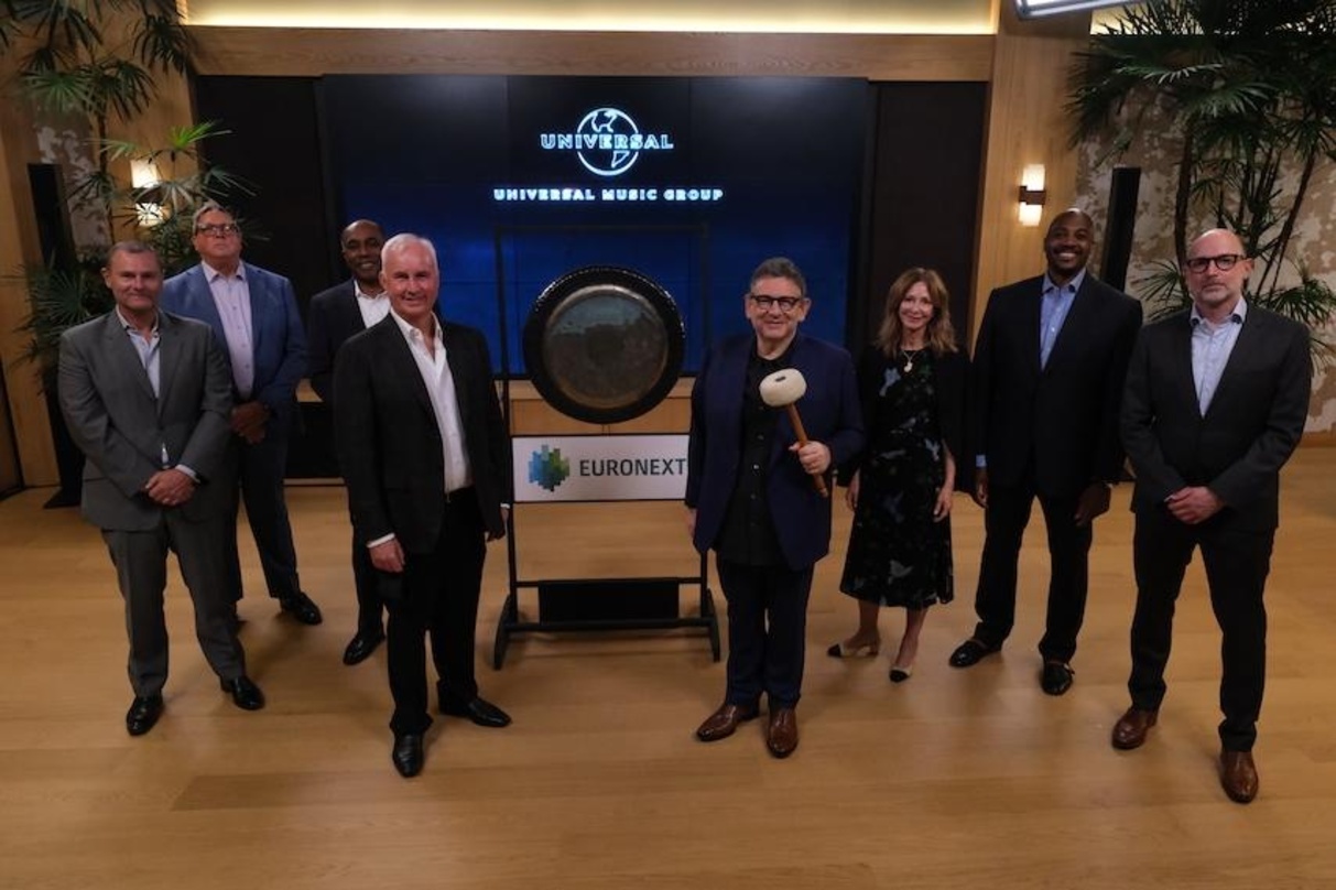 Die ersten Schritte aufs Parkett sind geglückt: Am 21. September starteten die Aktien der Universal Music Group an der Euronext in Amsterdam in den Handel. Nach einem Kurssprung zu Beginn ...