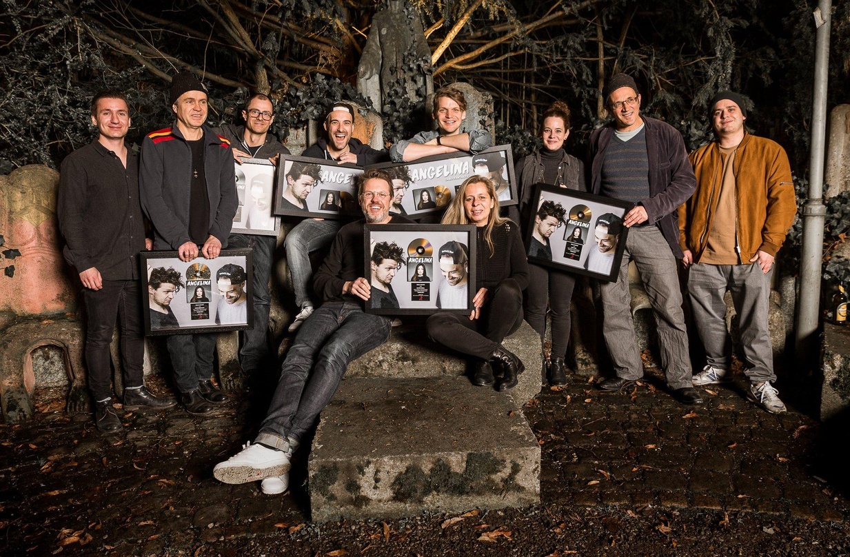 Feierten ihre Erfolgsgeschichte kürzlich bei einem Konzert in der ausverkauften Mühle Hunziken in Rubigen/Bern (hinten, von links): Lukas Ziegler (Promotion Manager Sony Music Switzerland)...