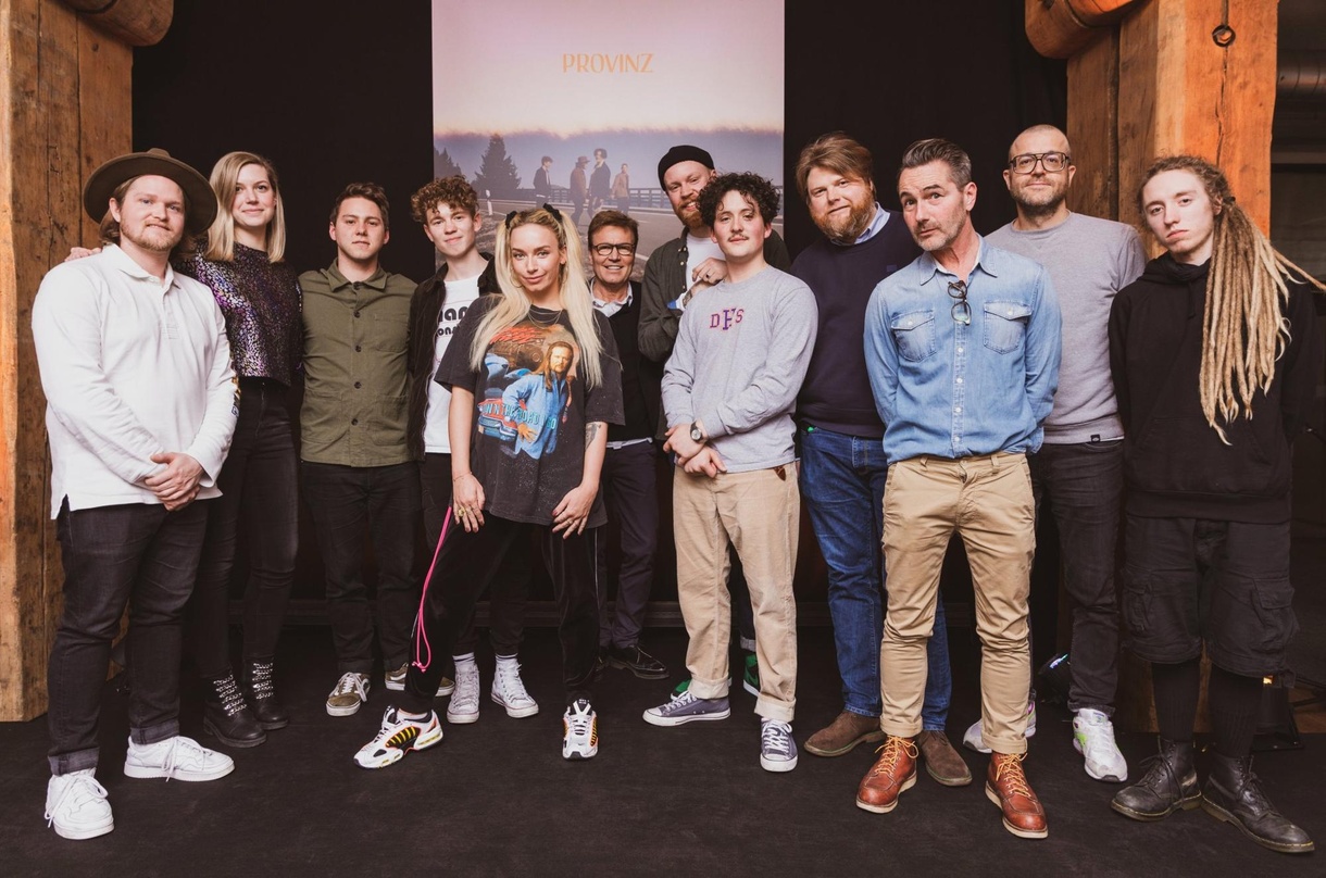 Vereint zur Pre-Listening-Session: Provinz mit Manager Stephan Mattner, dem Warner-Music-Team und Moderatorin Visa Vie
