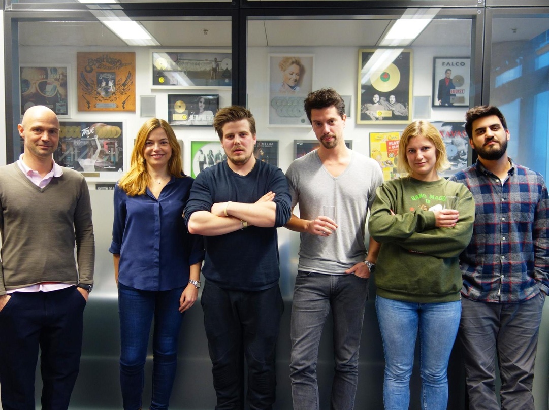 Bei der Vertragsunterzeichnung in Berlin (von links): Patrick Strauch (Managing Director Sony/ATV), Karina Poche (Director Business & Legal Affairs Sony/ATV), Philipp Klemz, Max Paproth (H...