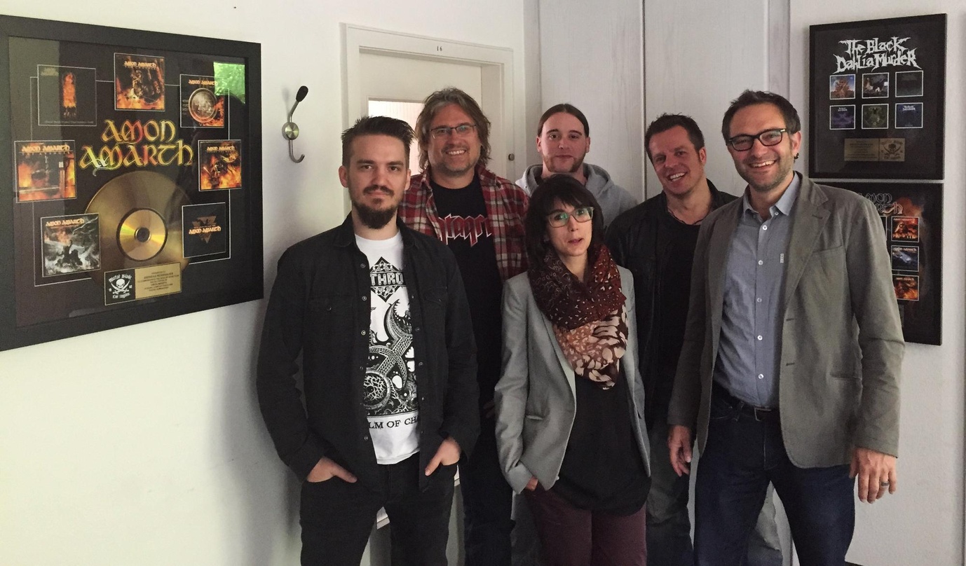 Arbeiten im Logistikbereich zusammen (von links): Peter Engelhardt und Armin Steiner (beide Metal Blade), Verena Mayer (kdg medialog), Markus "Bart" Grasseck (Metal Blade), Mike Dietz und ...