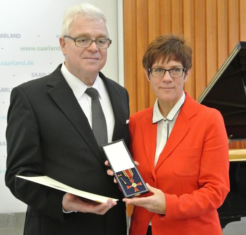 Gratulierte zum Bundesverdienstkreuz: Annegret Kamp-Karrenbauer mit Preisträger Arthur Knopp