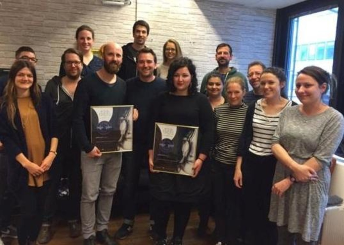 Feierten mit Gold in Wien (erste Reihe von links): Martina Büttner, Martin Heuser (Management Anna Naklab), Dietmar Lienbacher (Division Head Sony Music Austria), Anna Naklab, Cathrin Eide...
