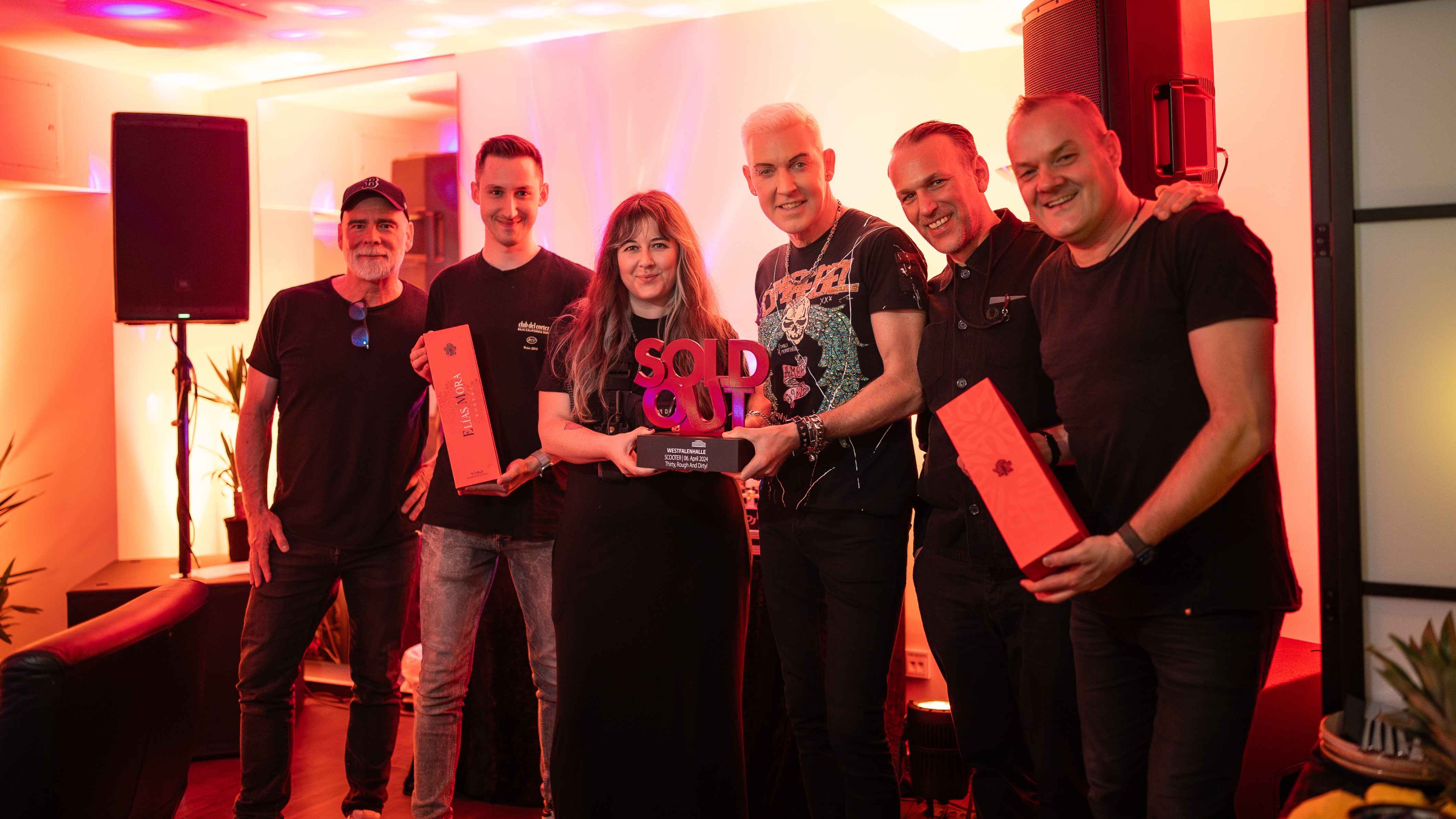 Posieren im Backstage mit dem Award (von links): Jochen Breit-Tiffe (Geschäftsfüher Prime Entertainment), Marc Blou (Scooter), Viktoria Rosenmüller (Projektleiterin Westfalenhallen), H.P. ...