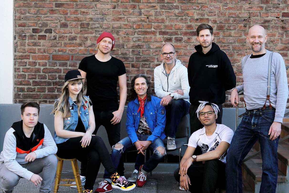 Docken mit Tinseltown bei Sony Music Publishing an (von links): die Autor*innen Stefan Zepp, Jenny Gerdts, Flo Peil, Claudio Pagonis, Reinhard Schaub, Philippe Heithier und Jamal Dilmen so...