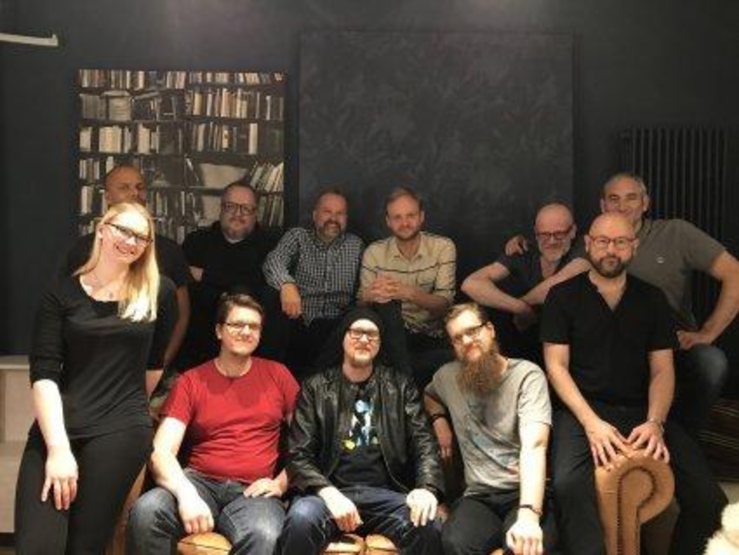 Sind sich einig geworden (hinten, von links): Patrick Mushatsi-Kareba (General Manager Marketing/Digital PIL/VEC), Markus Schug (Assistant Marketing/Junior PM VEC), Ulrich Genschel (Vice P...
