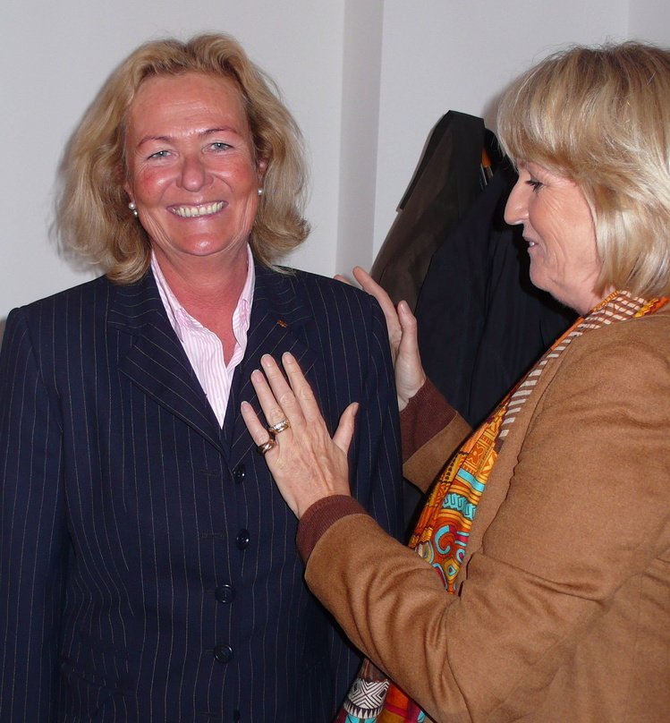 Ausgezeichnet mit der Goldenen Ehrennadel des Musikverlegerverbands: Gabriele Schulze-Spahr (l.), mit DMV-Präsidentin Dagmar Sikorski
