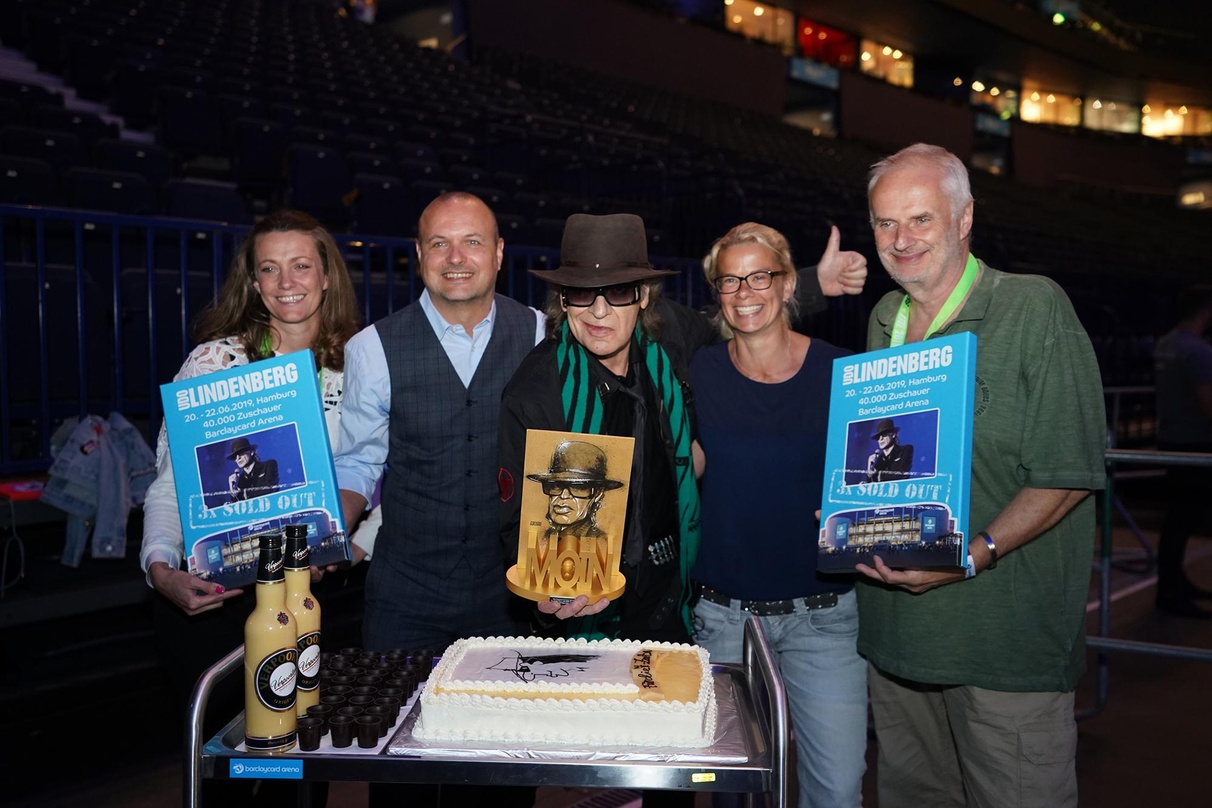 Bei der Preisverleihung (von links): Julia Göpfert (KPS Concertbüro), Steve Schwenkglenks (Geschäftsführer Barclaycard Arena), Udo Lindenberg, Ann Kristin Schmanns (Director Booking Barcla...