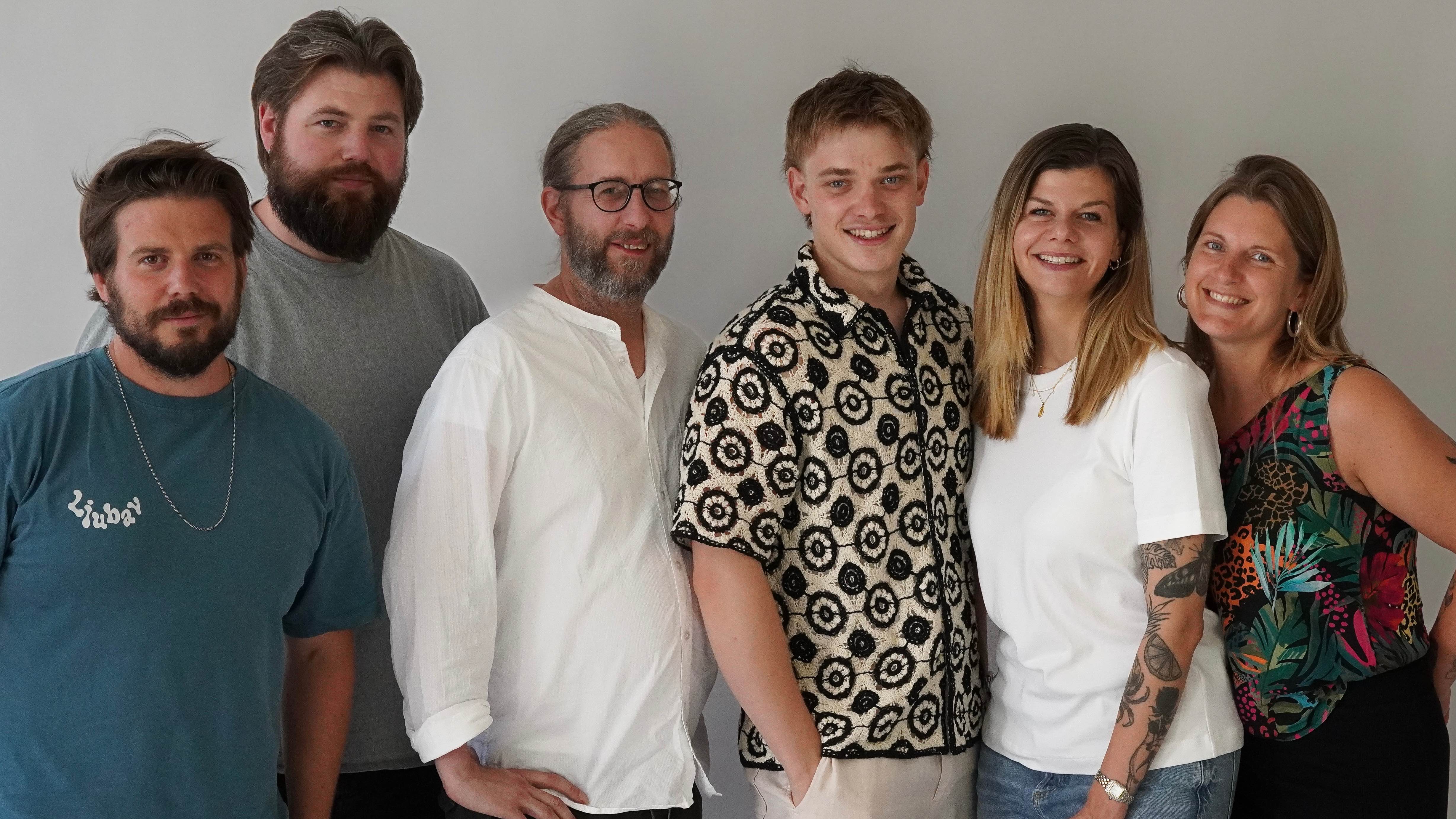 Haben die Zusammenarbeit im Verlagsbereich fixiert (von links): Philipp Klemz und Simon Adrian (beide Management), Rechtsanwalt Claude Leyer, Levka, Julia Adrian (Management) und Sarah Sch...