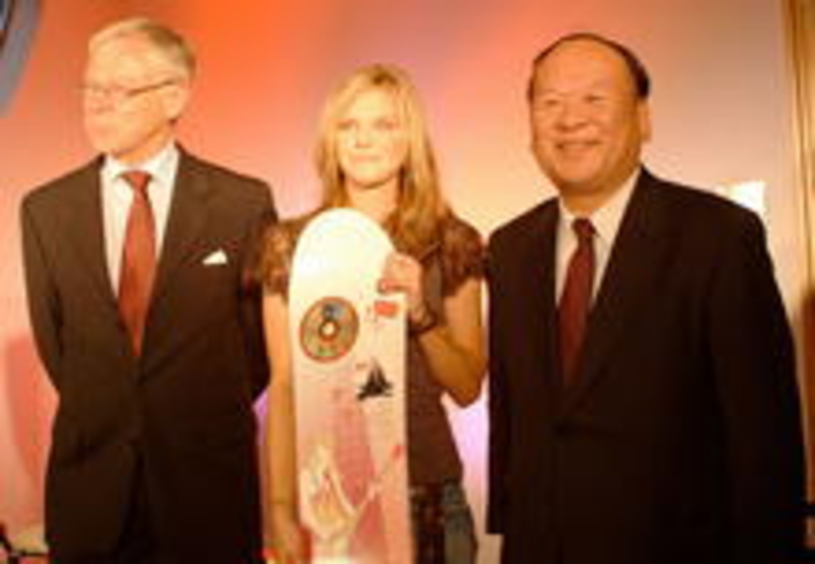 Kamen zur Gold-Verleihung in Japan: Schwedens Botschafter Mikael Lindstrom (l.), Ana Johnsson und Kazutomo Enomoto (President & CEO, Sony Music Entertainment Japan)