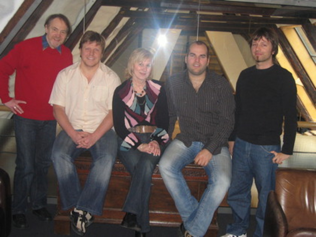 Netzwerker: Frank Bornemann, Jochen Richart (Soulfood), Brigitta Bornemann, Henning Rümenapp (Produzent) und Ruben Loos (Horus Sound Studio)||Zur Vertragsunterzeichnung für den Vertrieb tr...