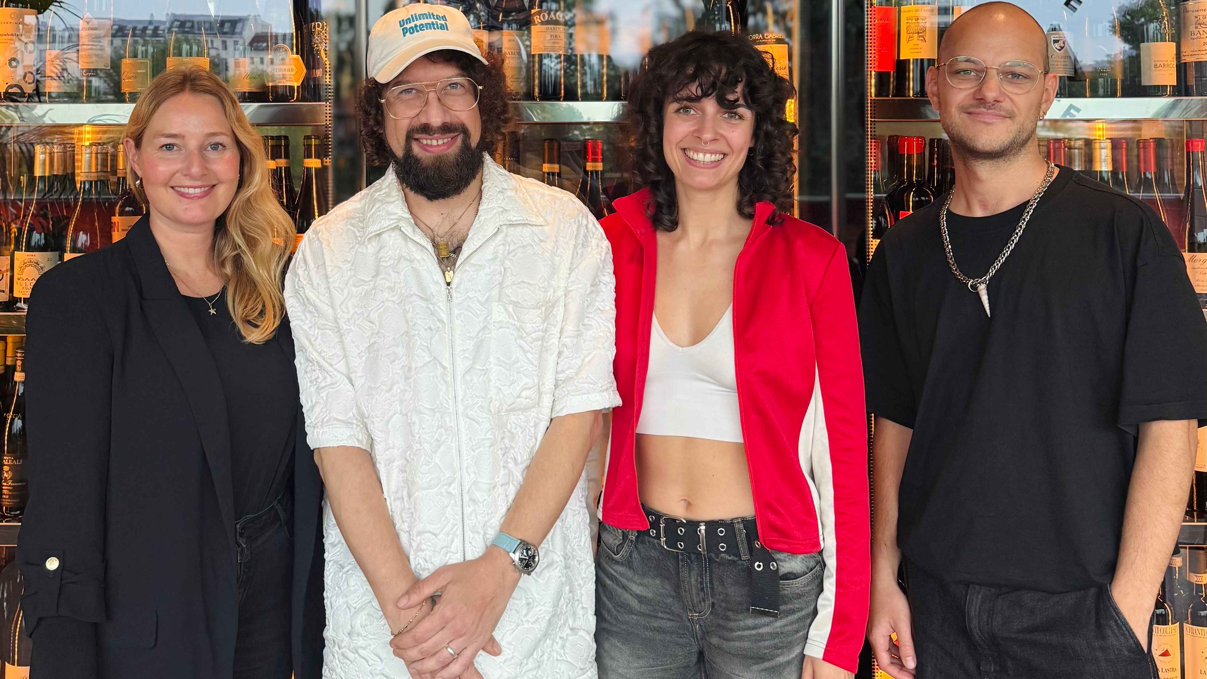 Bei der Vertragsunterzeichnung (von links): Stefanie Rohn (We Publish Music), Sebastian "Curly" Moser, Tabea Johann (We Publish Music) und Marcel Henrich (We Publish Music).