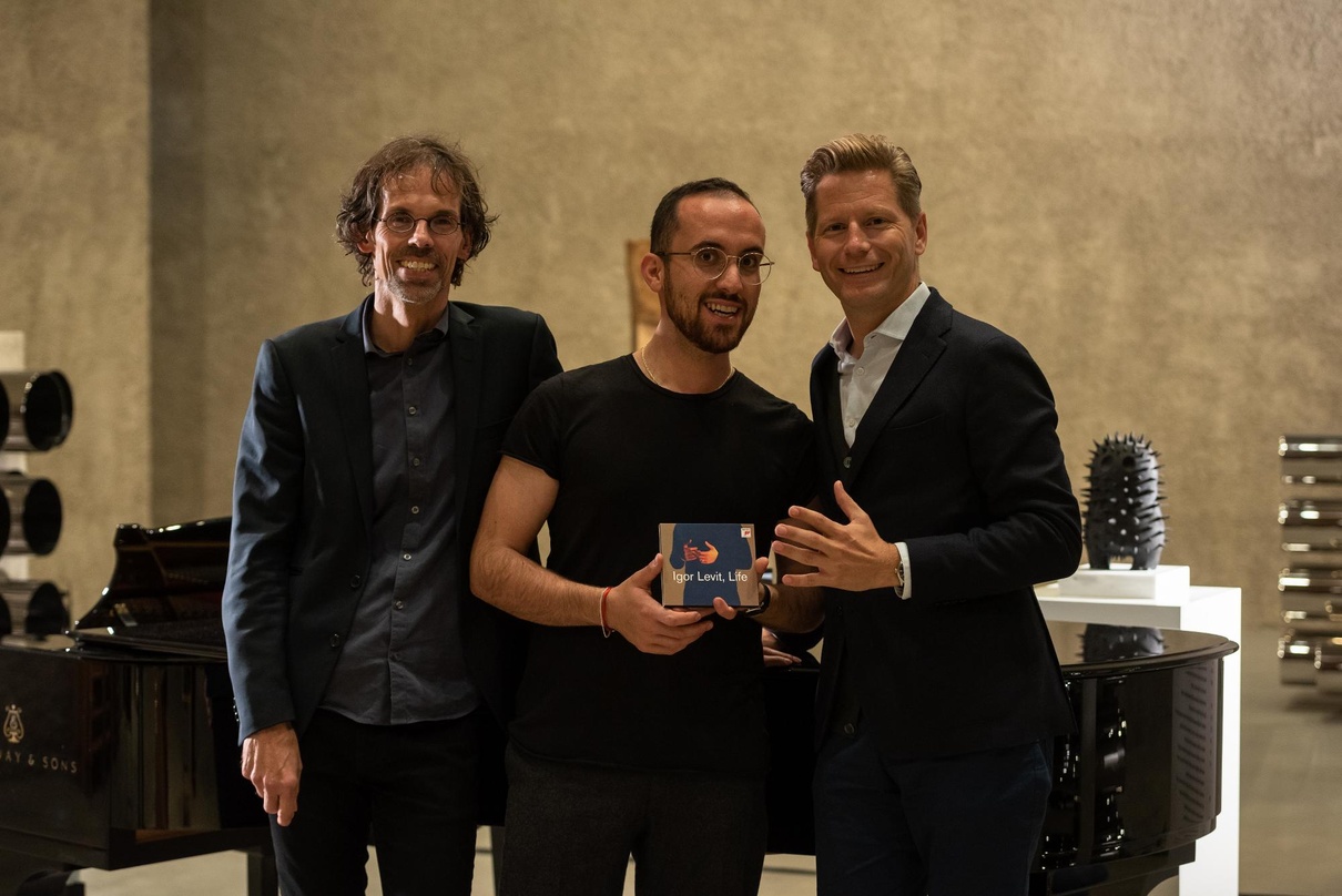 Beim Showcase in der König Galerie (von links): Michael Brüggemann (Vice President Sony Classical Germany), der Pianist Igor Levit mit seinem neuen Album und Per Hauber (Managing Director ...