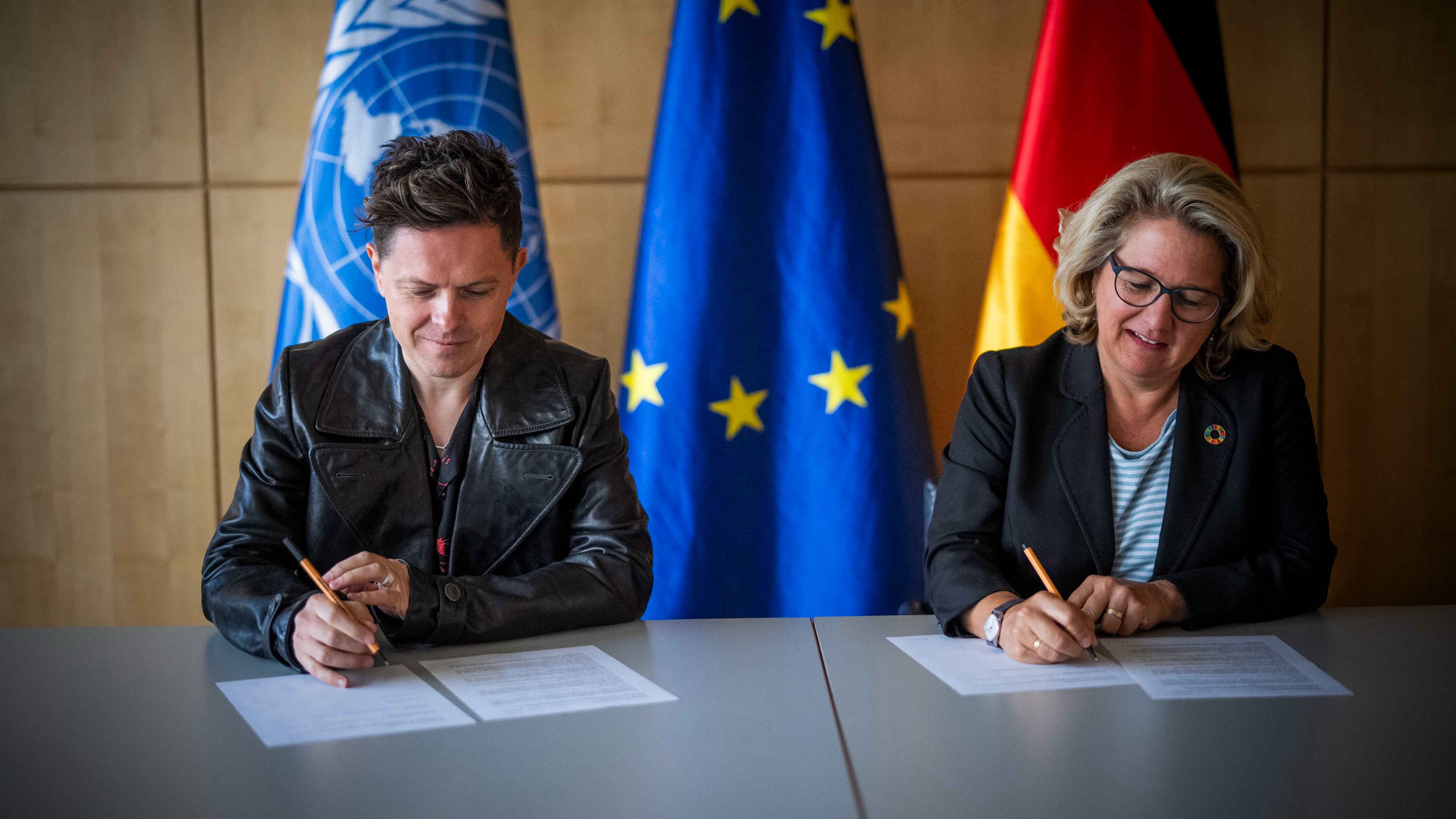 Ziehen nun an einem Strang: Michael Patrick Kelly (links) und Bundesentwicklungsministerin Svenja Schulze.