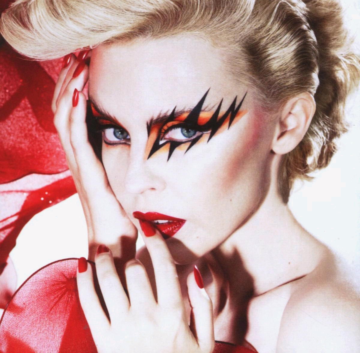 Kylie Minogue – 2 Hearts