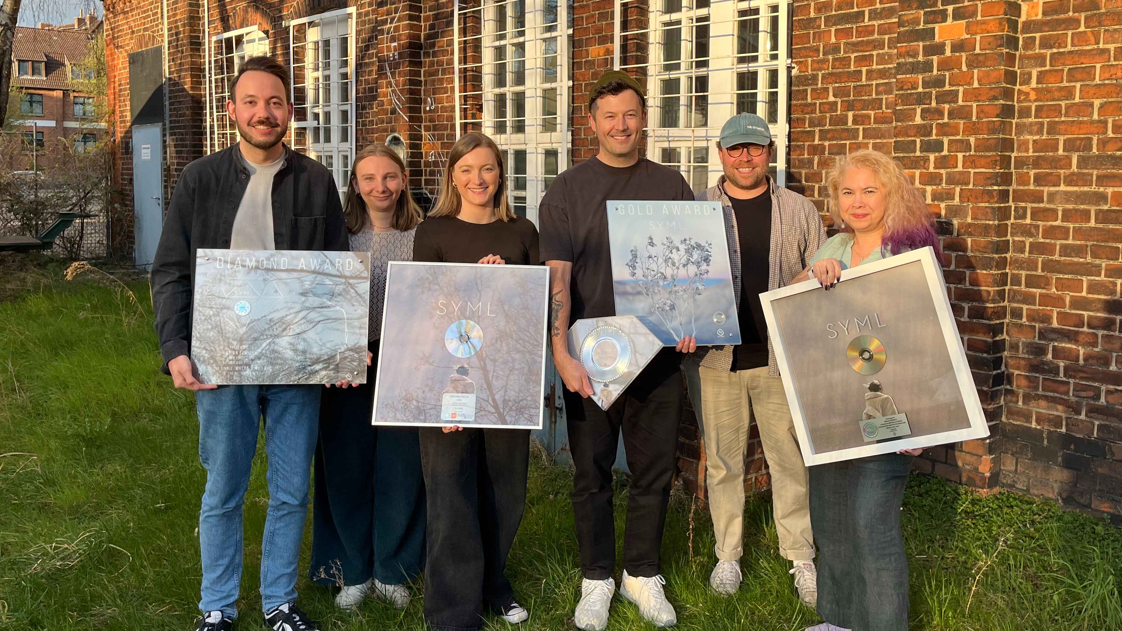 Mit den Edelmetallen (von links) Tomas Luyke, Anne Schneider, Chiara Vahle, Syml, Tjark Köhler sowie Patricia Nigiani.