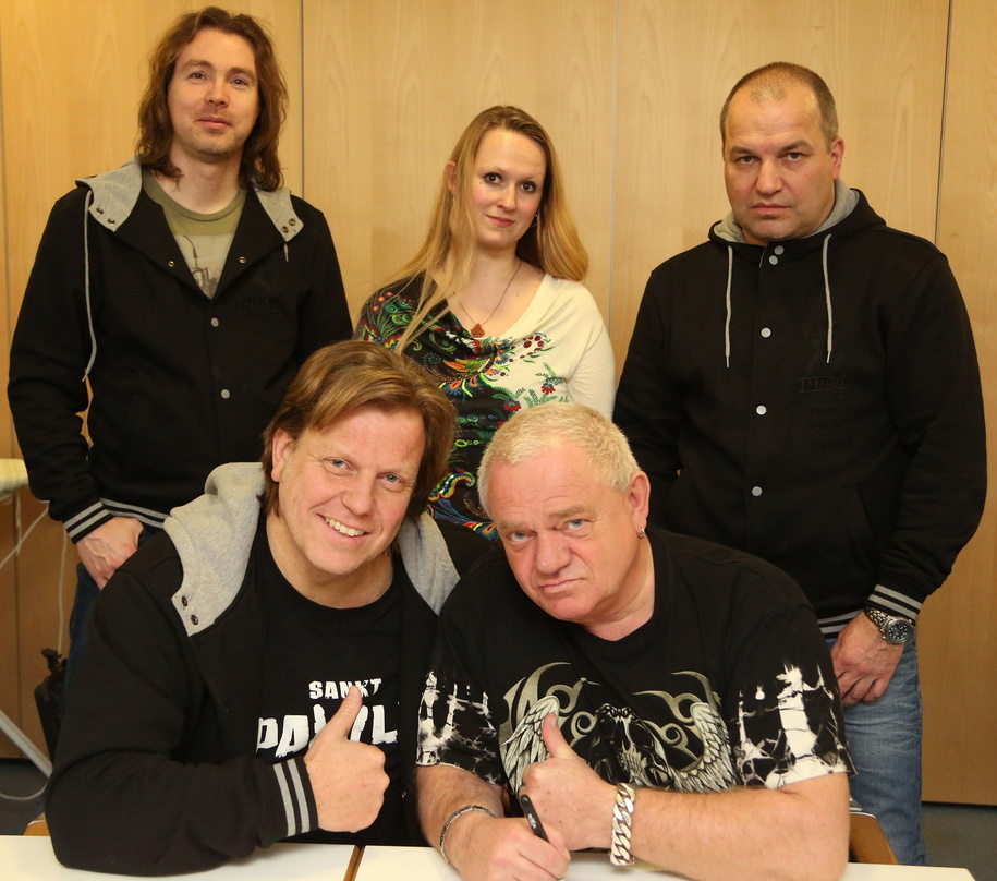 Unterschrieben den gemeinsamen Vertrag (vorn, von links): Jochen Richert (Geschäftsführer Soulfood) und Udo Dirkschneider mit (hinten, von links) Nils Wasko (AFM Records), Sandra Eichner (...