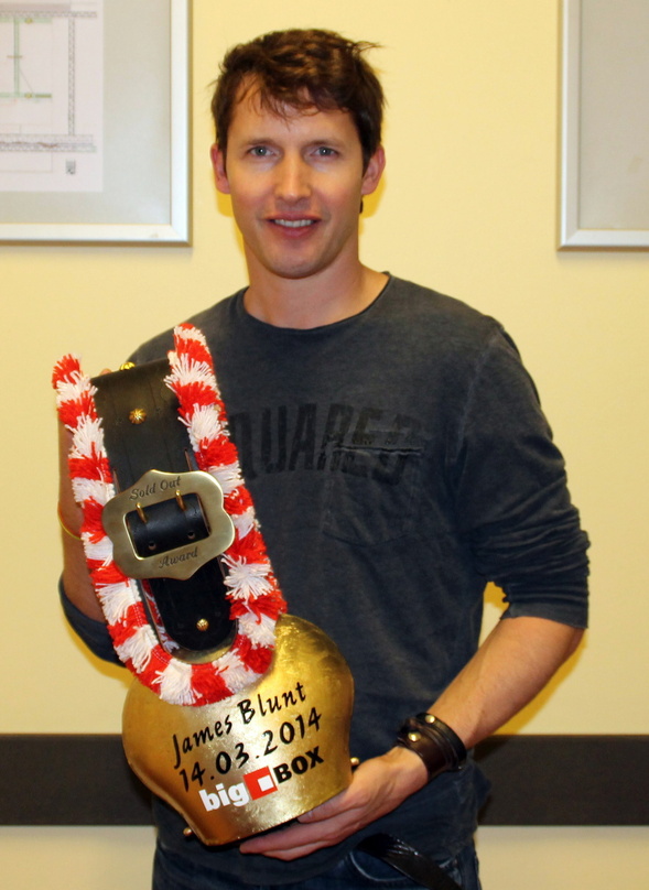 Zieht das Publikum in Scharen an: James Blunt, hier mit dem Sold-Out-Award der bigBox Allgäu in Kempten