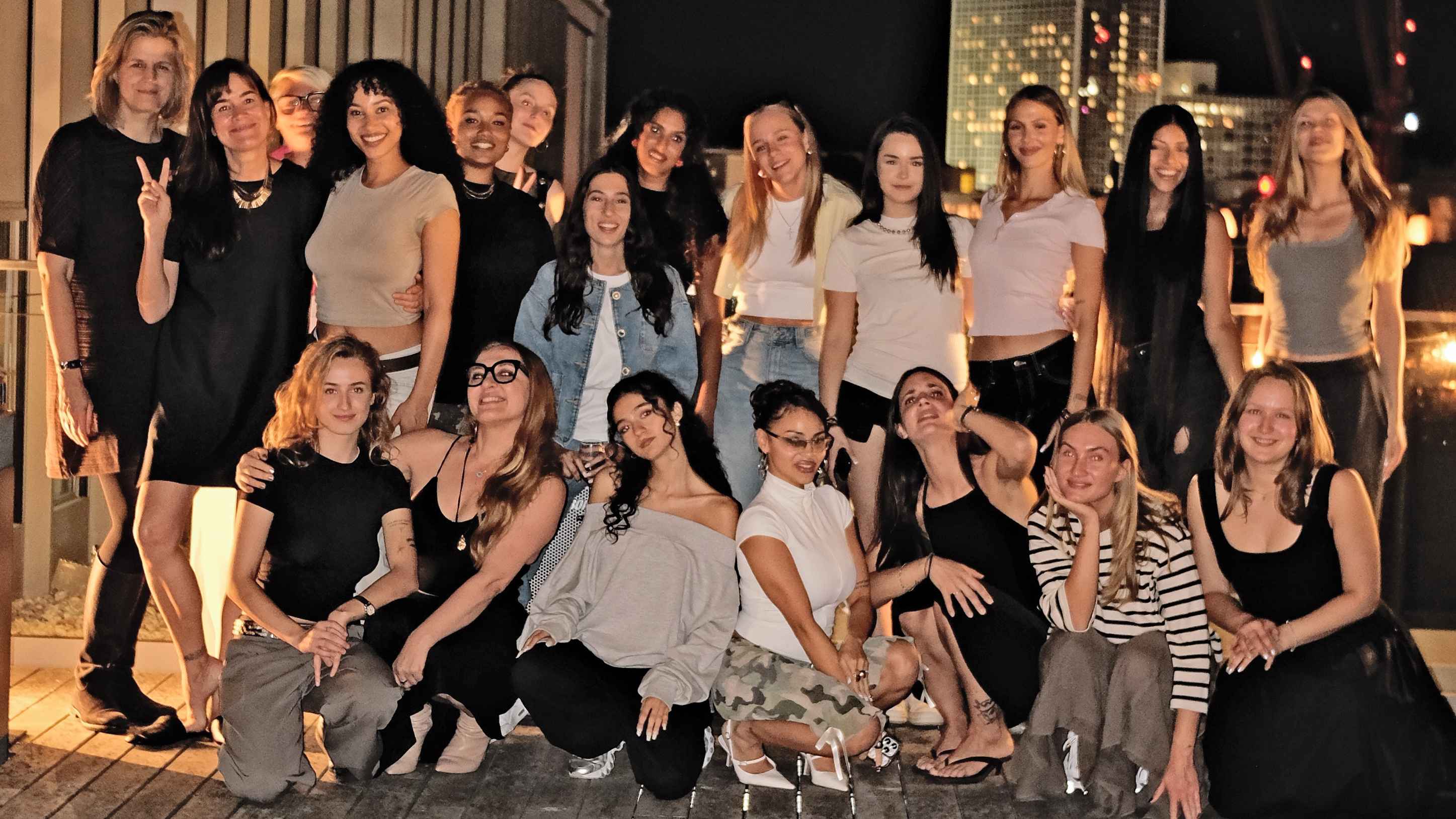 Auf der Dach­terrasse des Warner-Music-Büros: die Künstlerinnen des SHE Camps mit Natascha Augustin (Managing Director Warner Chappell Music, 2. von links).