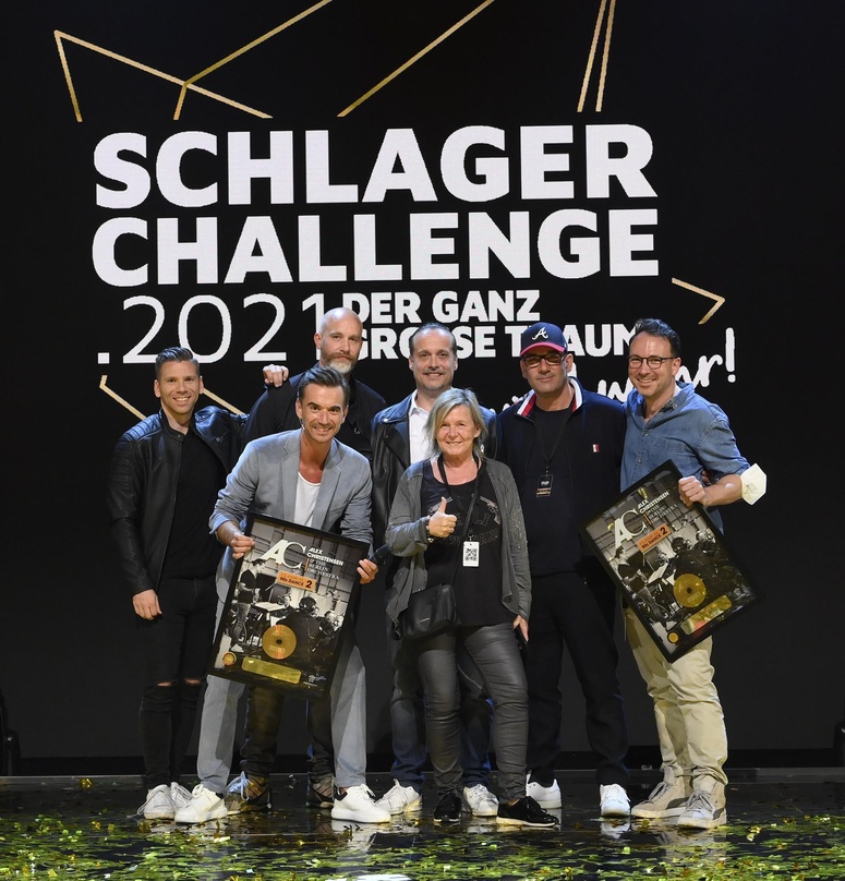1e585376247c2be2716d4f4540e8095460e538dcc22bfa7382b4ddc283e9eaed Feierten Gold (hinten von links) Florian Arndt, Tim Wermeling, Alex Christensen, Volker Neumüller und Michael Jürgens sowie (vorn) Florian Silbereisen und Elke Krüger