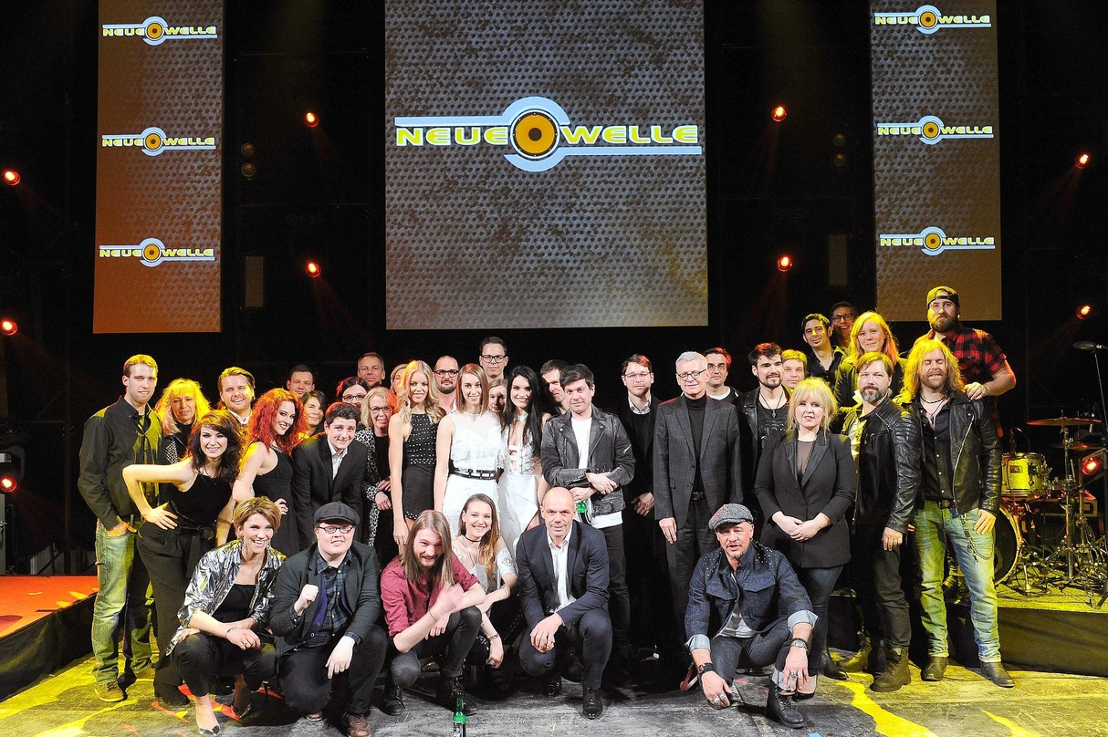 1e70d0d3d3b8a6a5dfda6338a7e2254ca373dda2cf30e5c83b36135c37ccec5b Bei der Neuen Welle 2018: alle Künstler und das Team von Electrola um Gastgeber Jörg Hellwig