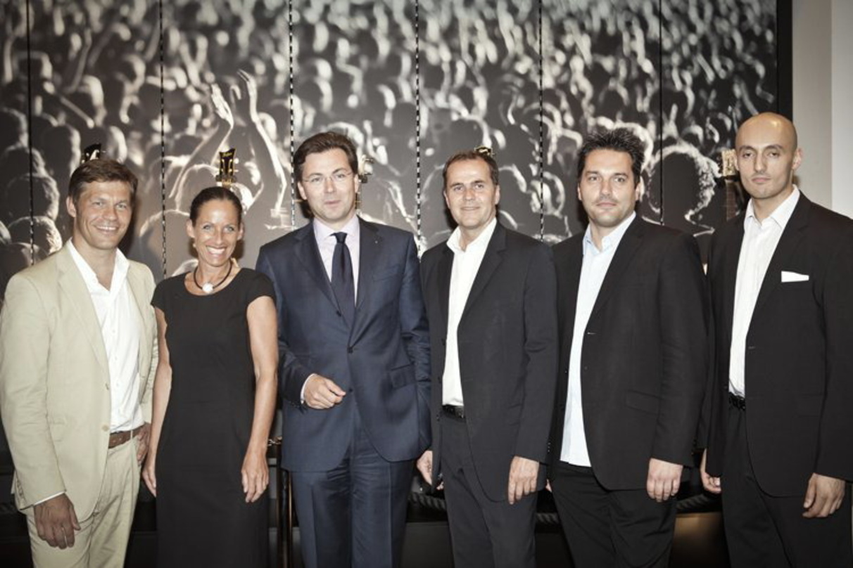 Verbinden Merchandising, Mode und Musik: Universal, Bravado und die Deutsche Bank||Zu einem Erinnerungsfoto versammelten sich (v.l.n.r.): Frank Briegmann, Ina Holl (Leiterin Q110), Till St...