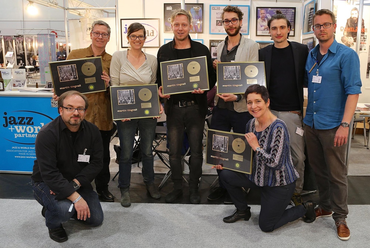 Mit dem Jazz Award für "En Ny Dag" auf der jazzahead! in Bremen (von links): Uwe Hager (o-tone music), Bernd Skibbe (Skip Records), Tinka Steinhoff (o-tone music), Martin Tingvall, Henning...