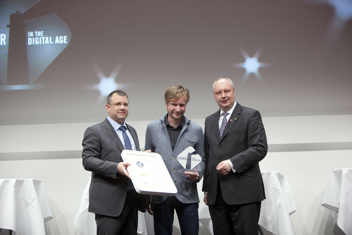 Als Digitalvordenker geehrt: Tim Renner (M.) mit Carsten Winter vom Institut für Journalistik und Kommunikationsforschung der HMTMH (l.) und Wirtschaftsminister Jörg Bode