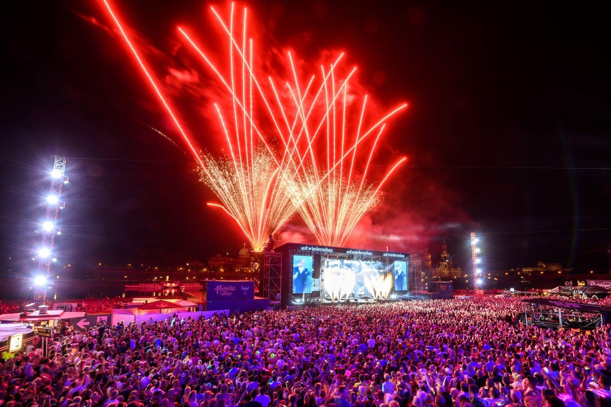 1ea82bc36c8f6a65fa137c5f52479a121c567791ac554520d7f8546bbaafefb5 Brannte mit seiner Band auch musikalisch ein Feuerwerk in Dresden ab: Roland Kaiser bei seinem "Kaisermania"-Konzert am Elbufer