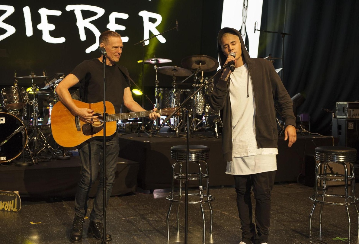 Sangen gemeinsam "Baby": Bryan Adams (links) und Justin Bieber spielten für Universal Music und die Gäste