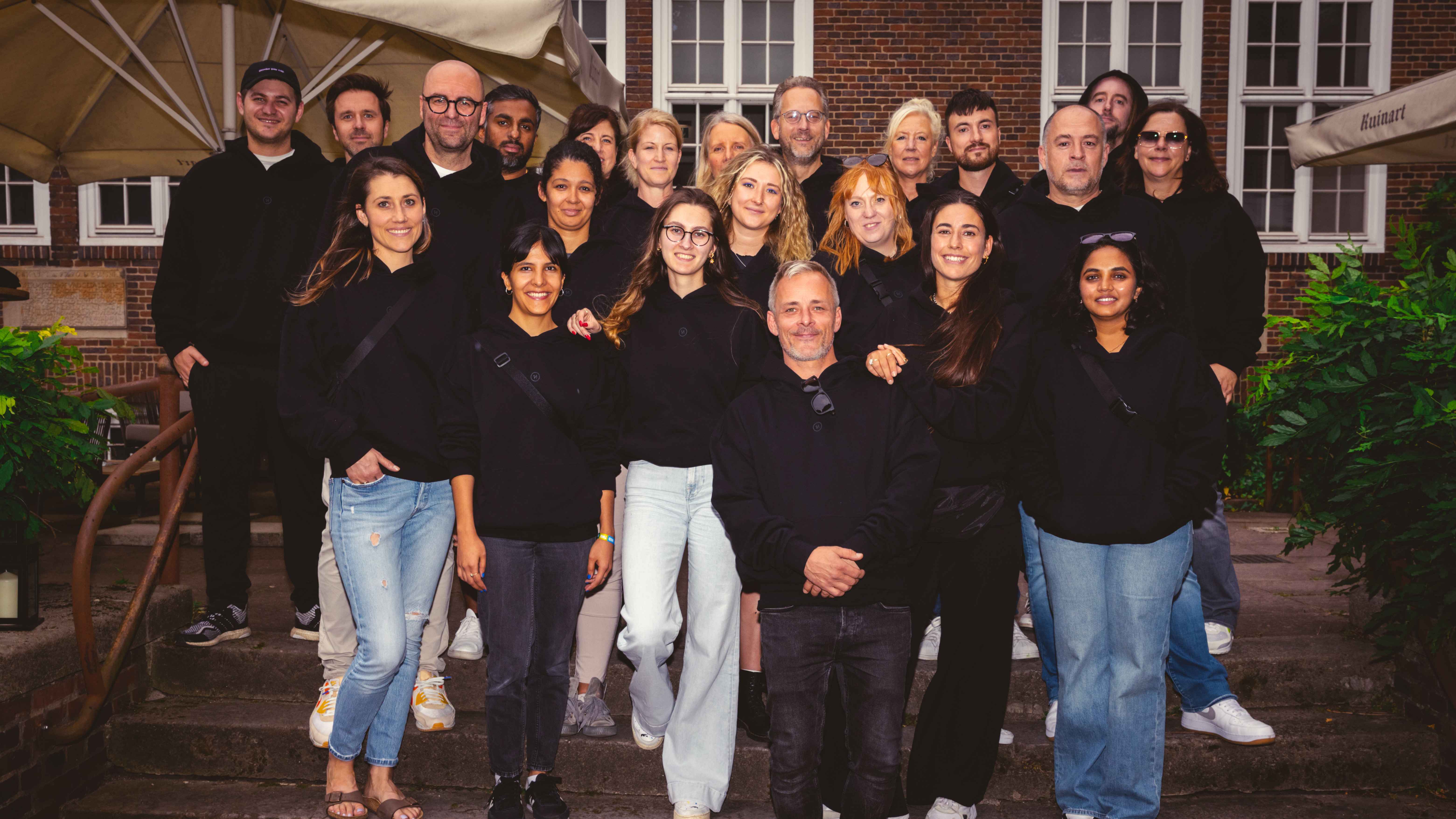 Das Team von Neuland Concerts, hier bei der eigens veranstalteten Day-Party 2023 beim RBF (hinten, von links): Marlon Maahn, Oliver Suput, Christian Gerlach, Joshua Premkumar, Melanie Rich...
