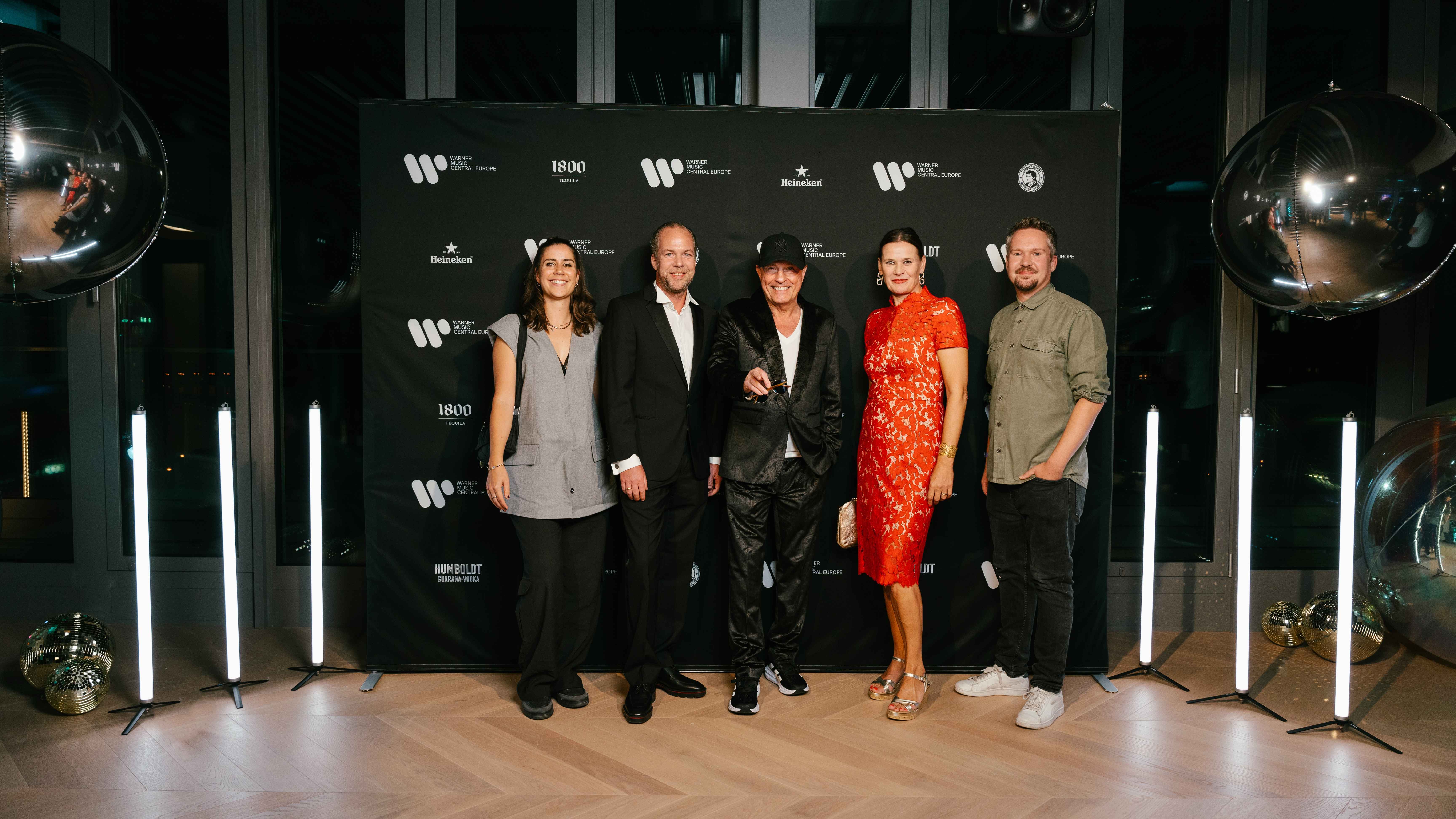 Begingen das erste Jubiläum in Berlin (von links): Anika Klimke (Marketing Manager), Fabian Drebes (Co-President, beide Warner Music), Peter Schilling, Doreen Schimk (Co-President) und Chr...