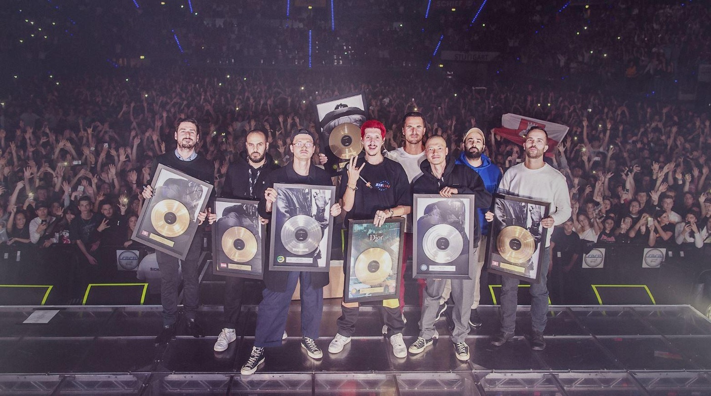 Bei der Award-Verleihung versammelten sich (von links): Markus Huber (Head of Marketing Division), Alexis Troy (Produzent), Michael Weicker (Creative Director), Rin, Elvir Omerbegovic (Ges...