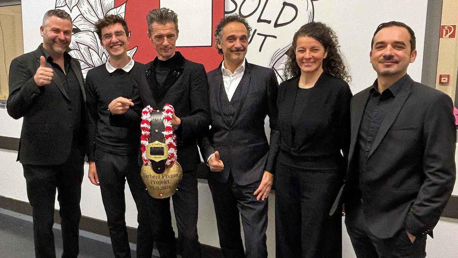 Bei der Kuhschellen-Verleihung (von links): Werner Unterlercher (Herbert Pixner Projekt), Johannes Sohler (bigBox Allgäu), Herbert Pixner, Manuel Randi, Heidi Pixner und Alessandro Trebo (...
