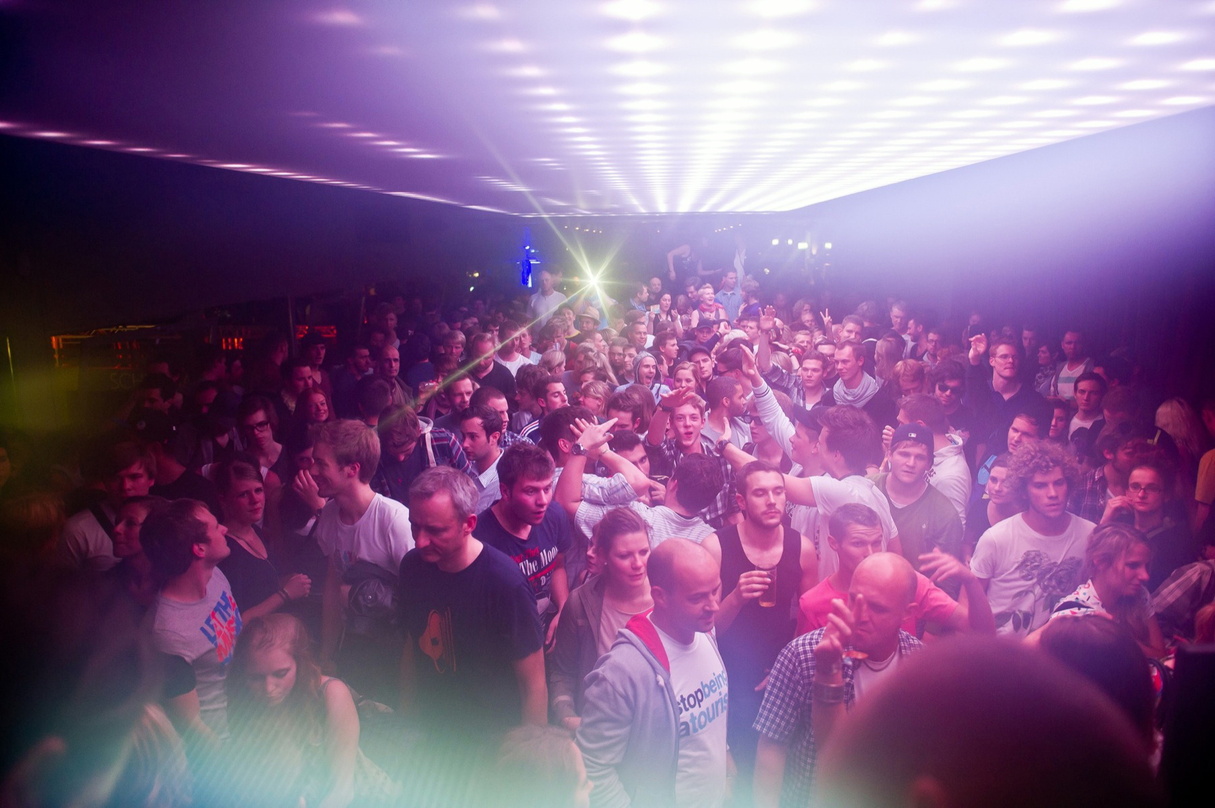 Hier stehen Ticketkäufer in geballter Form: Fans beim Juicy Beats Festival 2012
