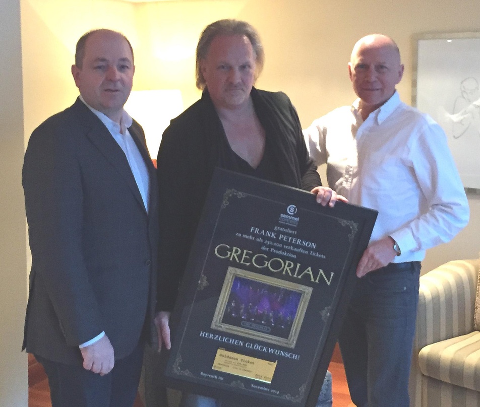 Bei der Übergabe (von links): Dieter Semmelmann (Geschäftsführer Semmel Concerts), Frank Peterson und sein Manager Mike P. Heisel