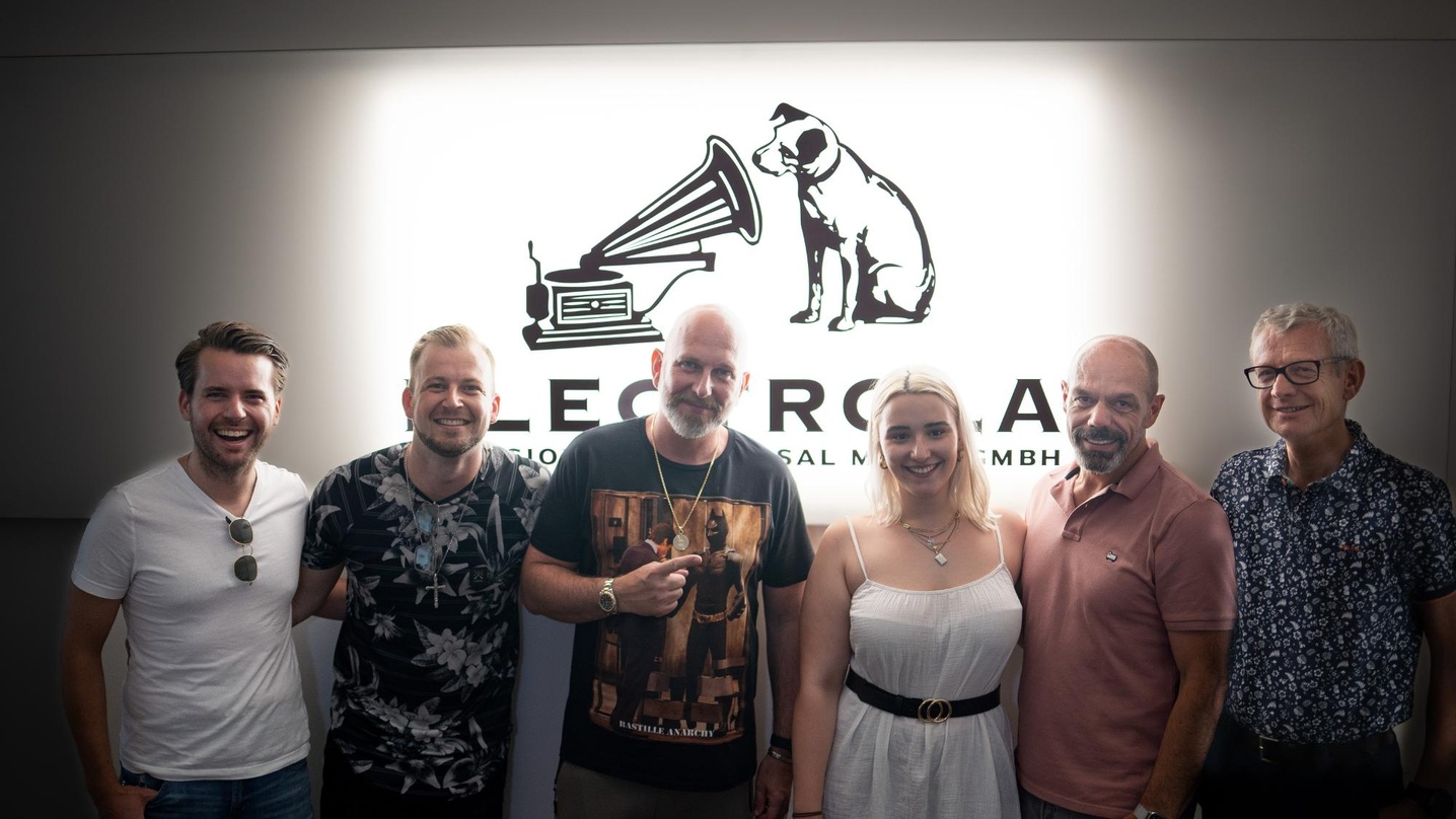 Bei der Vertragsunterzeichnung (von links): Leonard Prasuhn (Director A&R Electrola), DJ Olde, Ike Müller (13th Sounds), Martha Boeller (Project Coordination Manager Electrola), Ralf Sched...