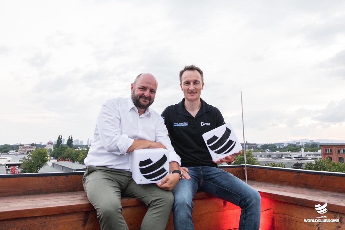 Verfolgten der Raketenstart bei der Rocket Launch Party von Frankfurt aus: Bernd Breiter (links, CEO BigCityBeats) mit Matthias Maurer (ESA Astronaut)