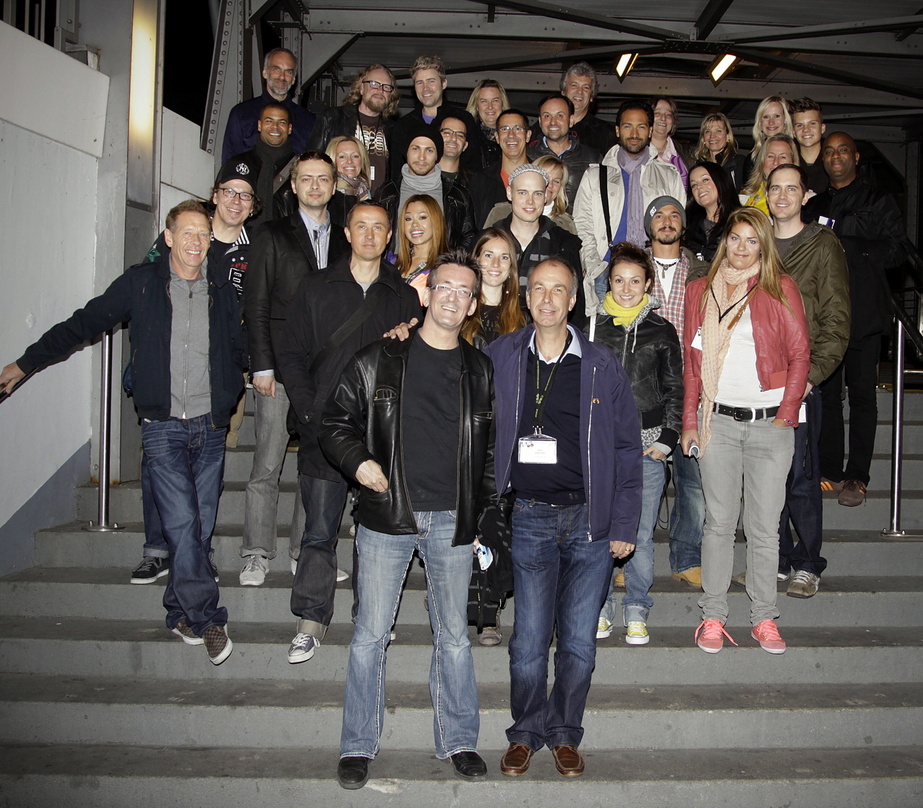 Verbrachten kreative Tage in Hamburg: Die Teilnehmer des Songwriting Camps mit den Gastgebern Jens-Markus Wegener (AMV Talpa, vorn, l.) und Lars Ingwersen (Peermusic) (vorn, r.) (Bild: Sve...