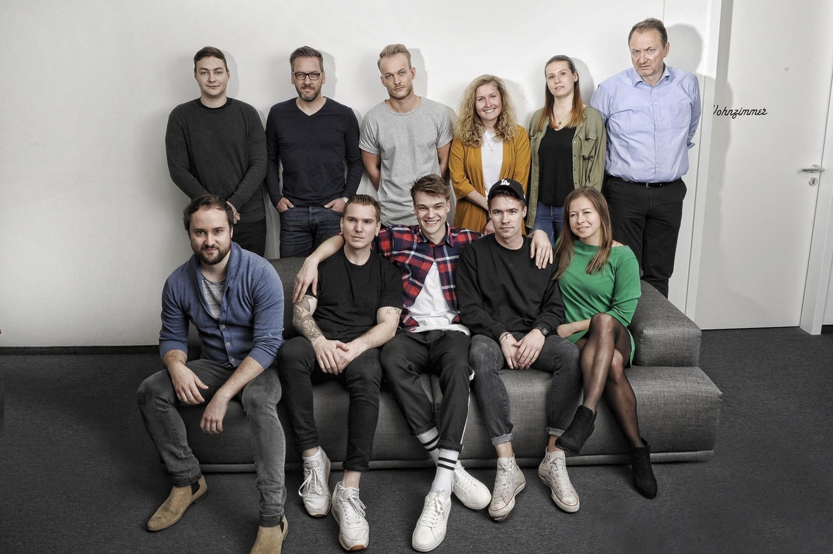 Hoffen auf ein erfolgreiches Abschneiden beim ESC als weiteres Karrieresprungbrett (hinten, von links): David Schäfer (Junior A&R RCA), Arndt Sedler (Director Marketing RCA), Nikolai Geige...