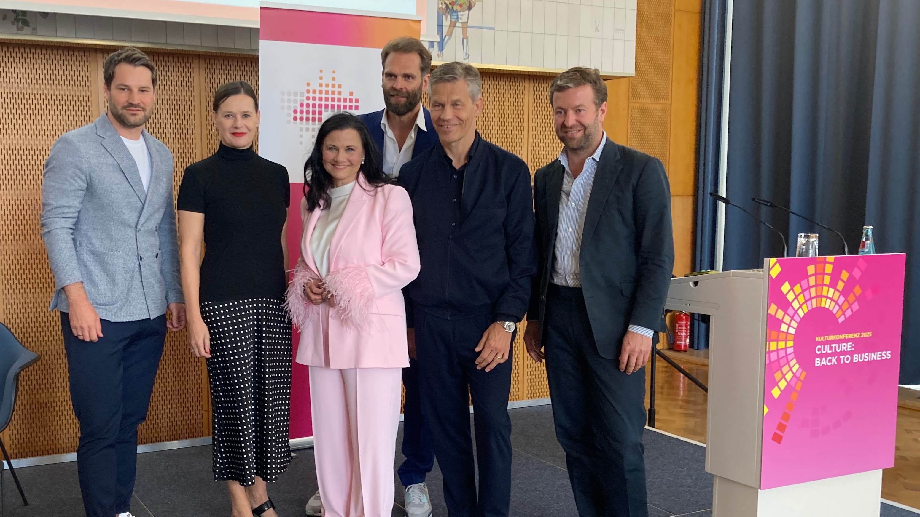 Schulterschluss zwischen Pop und Politik bei der Kulturkonferenz des Bundesverbands Musikindustrie (BVMI) am 24. Juni in Berlin: Staatssekretärin Gitta Connemann (3. von links) mit den BVM...