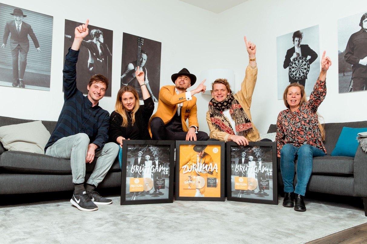 Zur Award-Übergabe trafen sich (von links): Christoph Kammermann, Anja Hansen, Dodo, Dabu und Julie Born