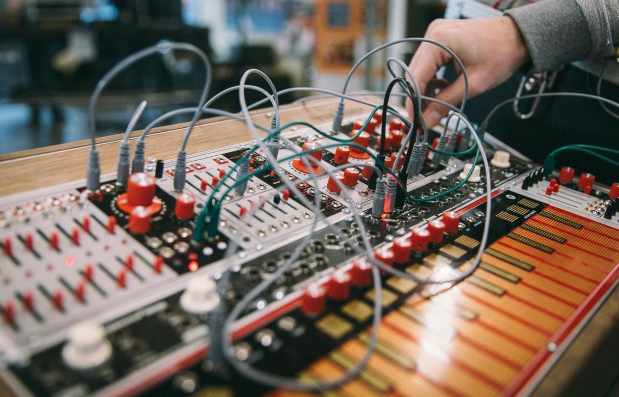 Bei der Konferenz Zukunft Pop der Popakademie Baden-Württemberg: Interessierte experimentieren mit Synthesizern