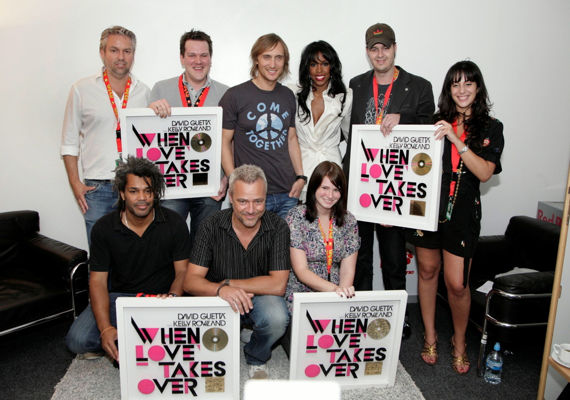 Bei der Goldverleihung für David Guetta und Kelly Rowland (hinten v.l.n.r.) Giacomo LaTragna (TV Promotion EMI), Uli Muecke (Head of New Music/Vice President Marketing GSA EMI), David Guet...
